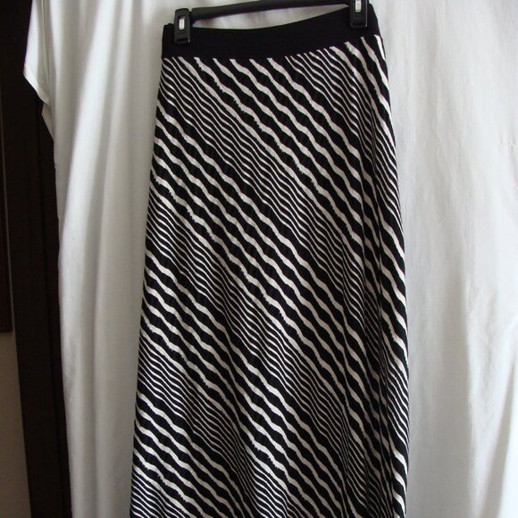 CHICO's Black & White STRIPE Full Length Stretch Knit MAXI SKIRT Sz 2 - Picture 1 of 6